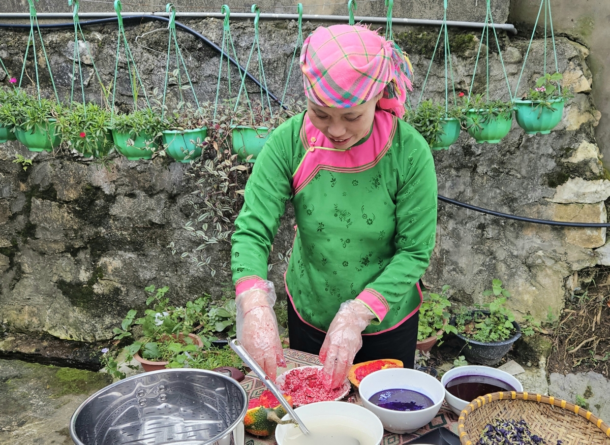 Chị Sần Thị Lan làm món xôi ngũ sắc truyền thống