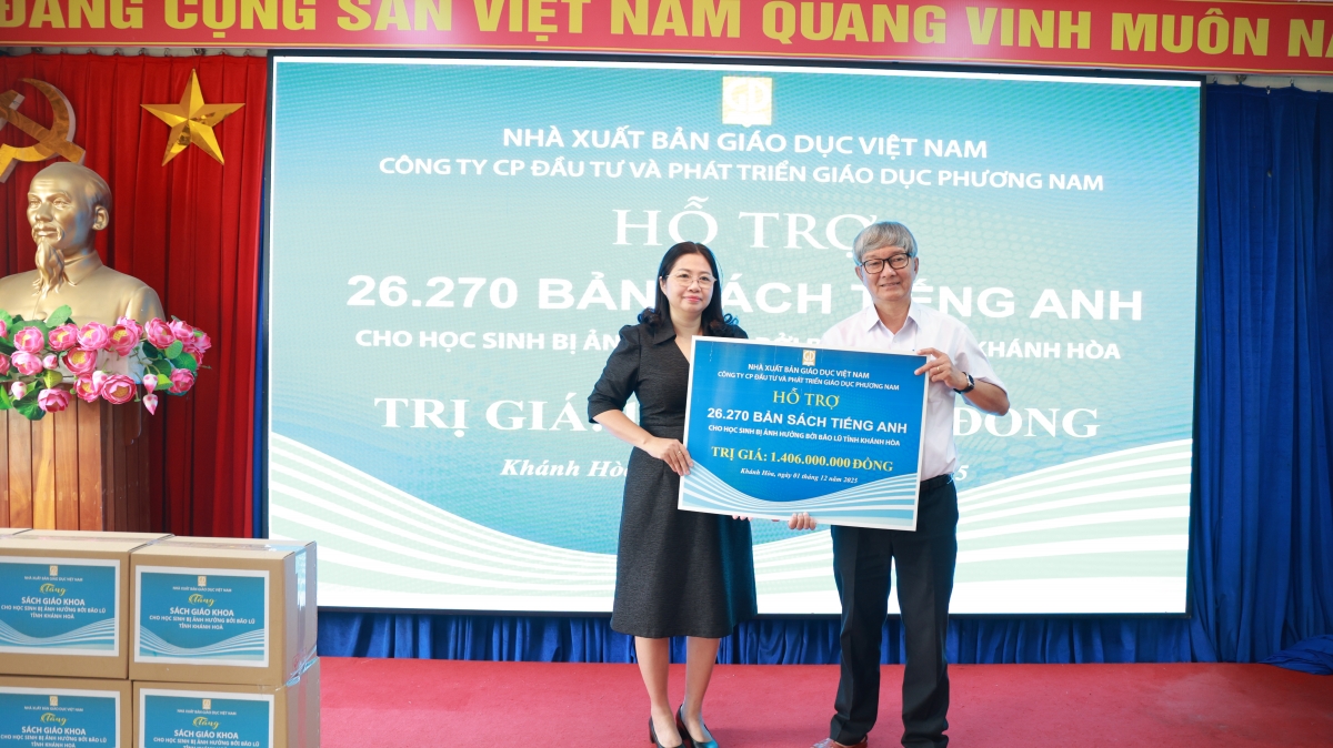 Công ty Cổ phần Đầu tư và Phát triển Giáo dục Phương Nam trao bảng tượng trưng tặng sách tiếng Anh cho lãnh đạo Sở Giáo dục và Đào tạo Khánh Hòa.