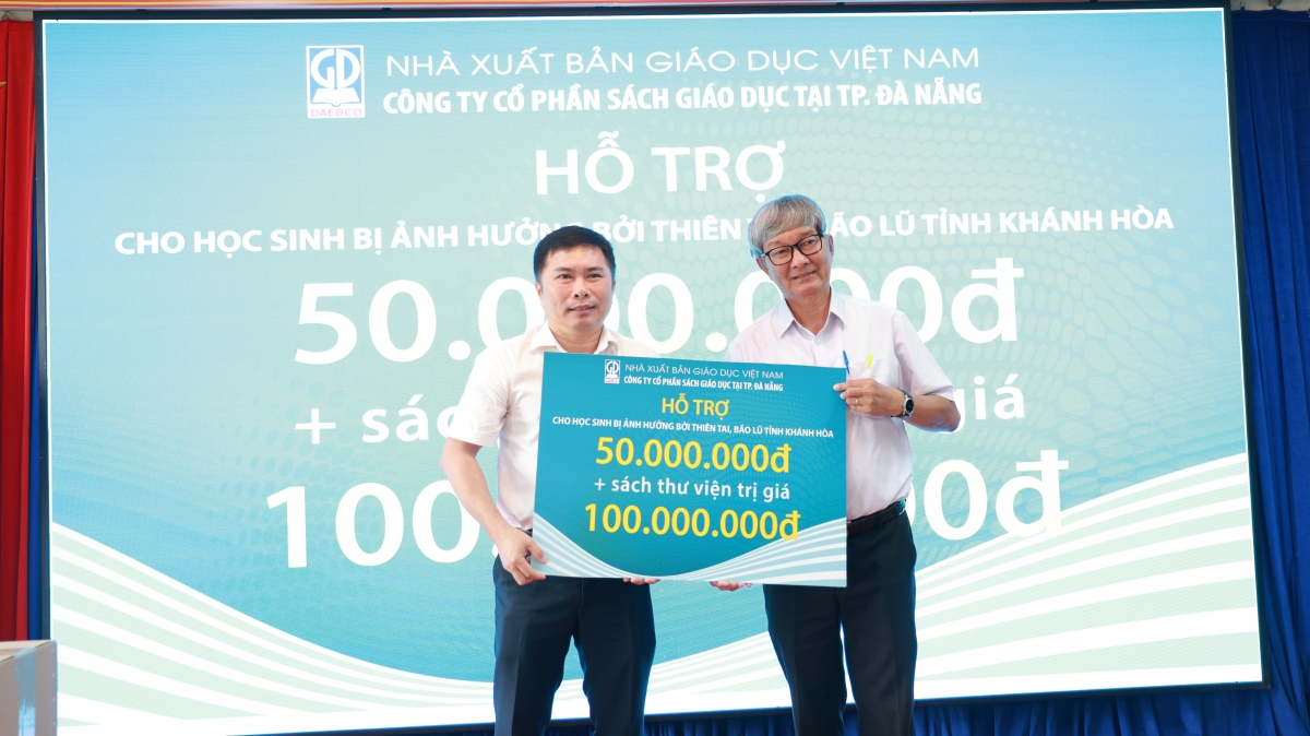 Đại diện Công ty Cổ phần Sách Giáo dục tại TP. Đà Nẵng trao bảng tượng trưng hỗ trợ kinh phí và sách thư viện cho lãnh đạo Sở Giáo dục và Đào tạo Khánh Hòa.
 