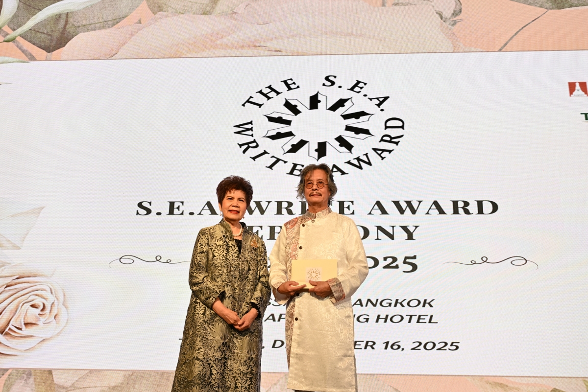 Nhà văn Nguyễn Tham Thiện Kế nhận giải thưởng SEA Write 2024. Ảnh: Quốc Hùng