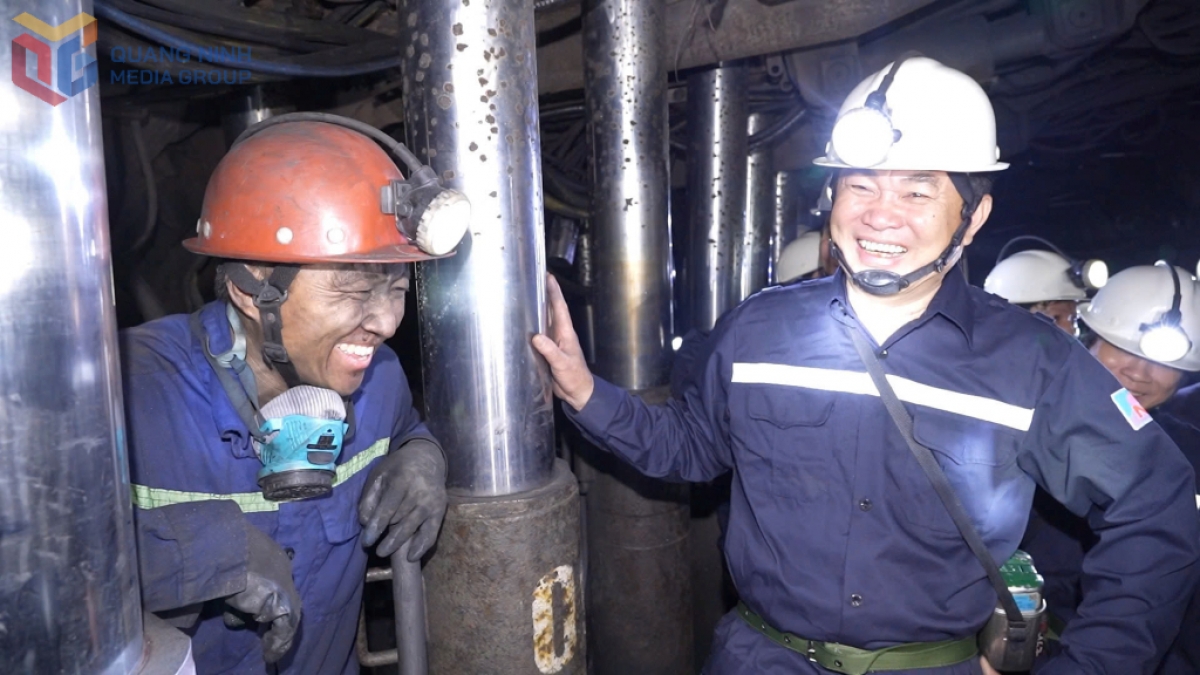 Ông Ngô Hoàng Ngân, Bí thư Đảng ủy, Chủ tịch HĐTV Tập đoàn Công nghiệp Than - Khoáng sản Việt Nam động viên thợ lò Than Núi Béo lao động, sản xuất. (Ảnh báo Quảng Ninh)