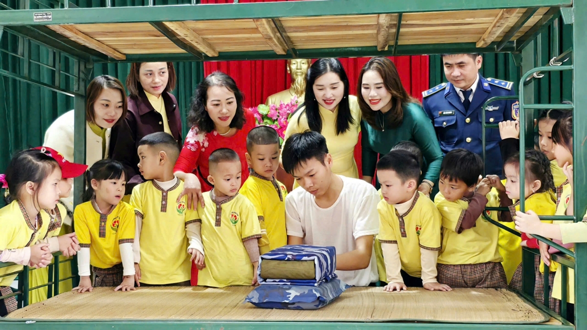 Cán bộ, chiến sĩ Hải đội 102 hướng dẫn các em nhỏ trải nghiệm sắp xếp nội vụ – một nội dung rèn luyện nền nếp chính quy của bộ đội