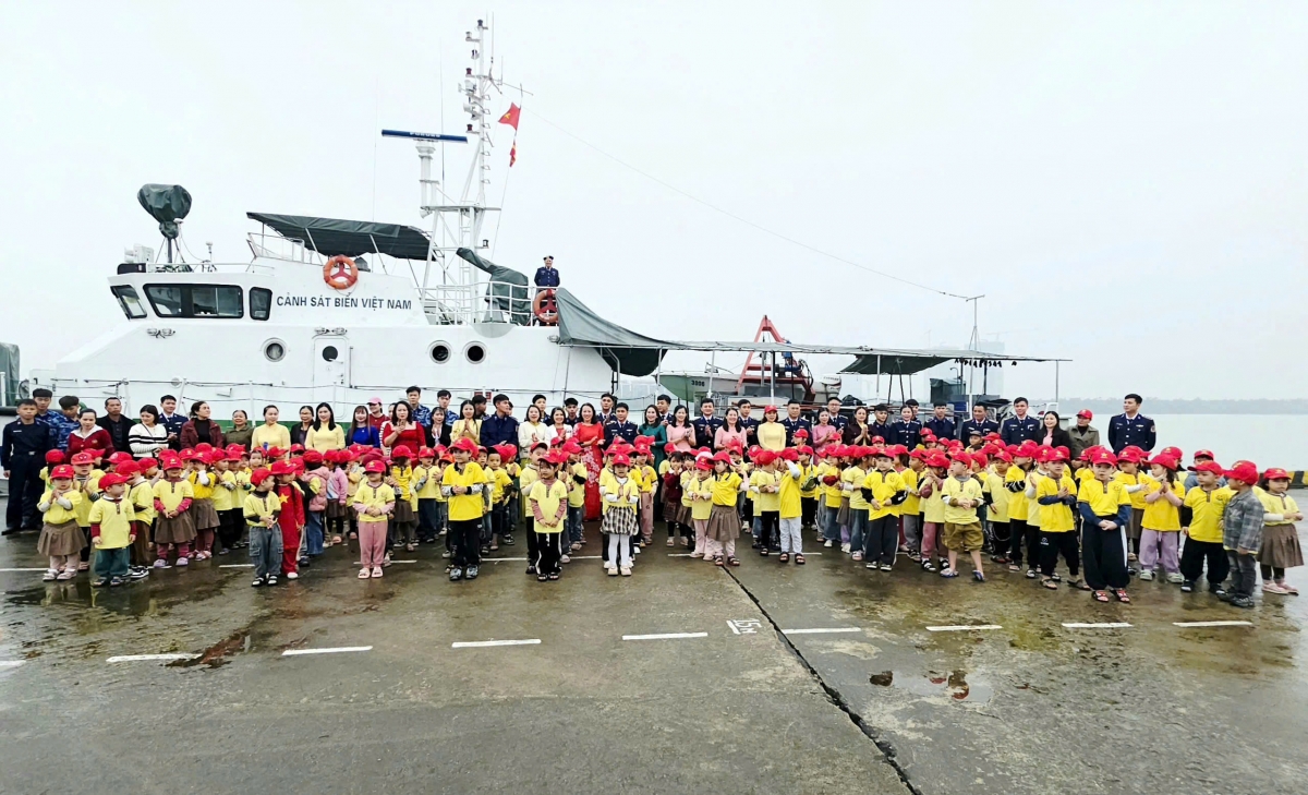 Giáo viên và học sinh Trường Mầm non Xuân Giang chụp ảnh lưu niệm cùng CBCS Hải đội 102 tại cầu cảng