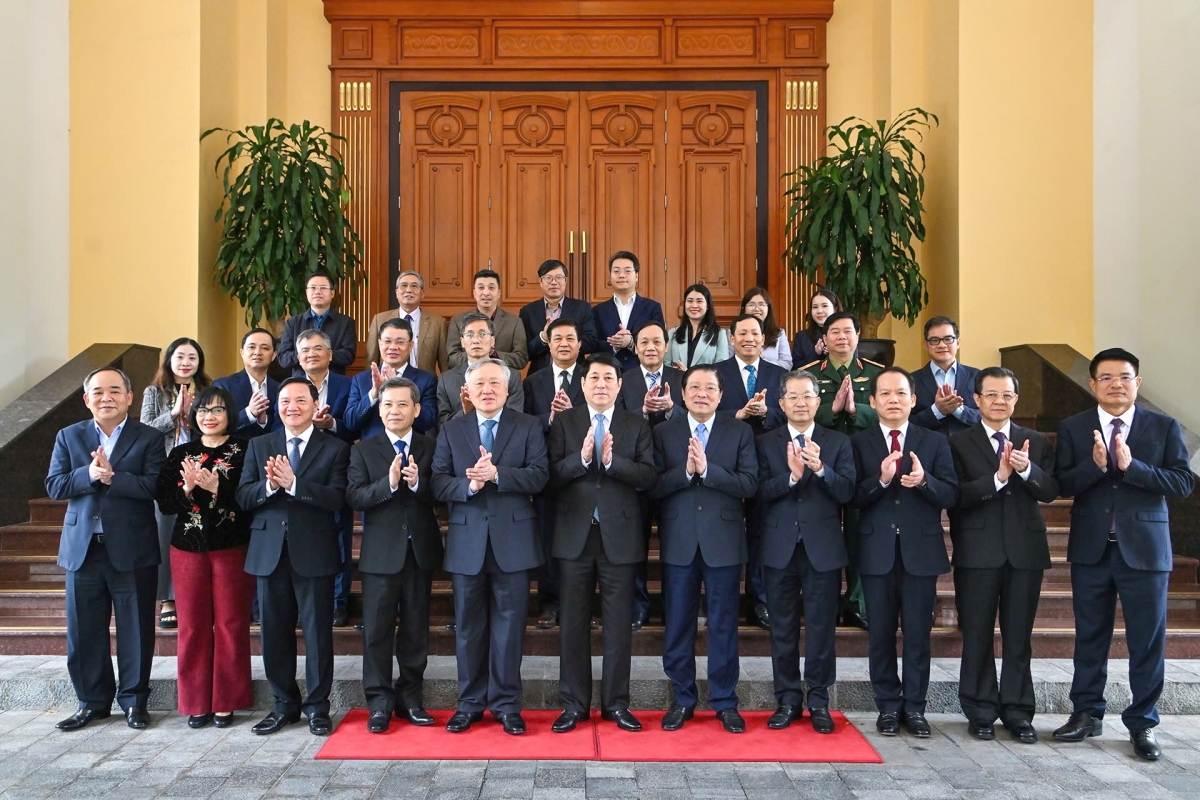 Chủ tịch nước Lương Cường chụp ảnh cùng các đại biểu