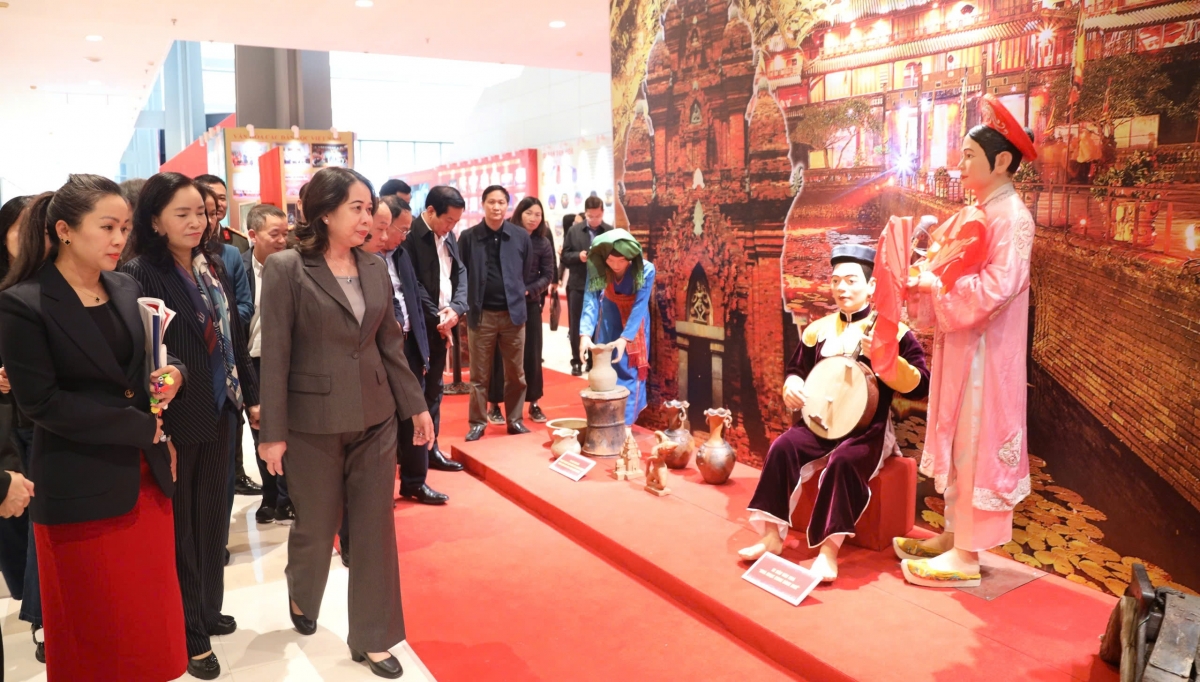 Phó Chủ tịch nước kiểm tra khu vực triển lãm giới thiệu các thành tựu kinh tế - xã hội 