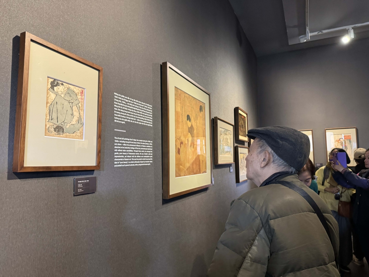 Du khách tham quan các tác phẩm của Hoạ sỹ Tô Ngọc Vân tại chuyên đề