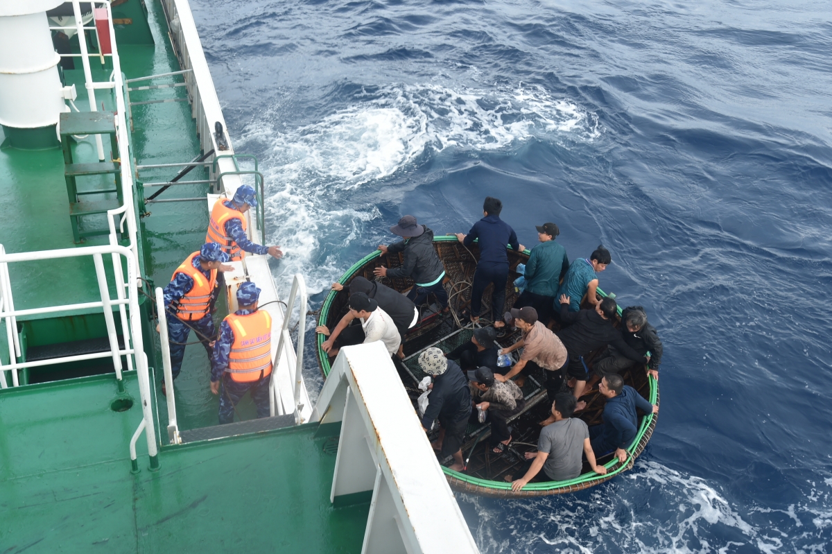 Ngư dân được chuyển lên tàu 364 để kiểm tra sức khỏe