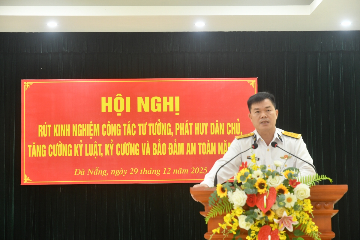 Đại tá Nguyễn Hữu Hùng, Bí thư Đảng ủy, Chính ủy Trung đoàn, chủ trì hội nghị