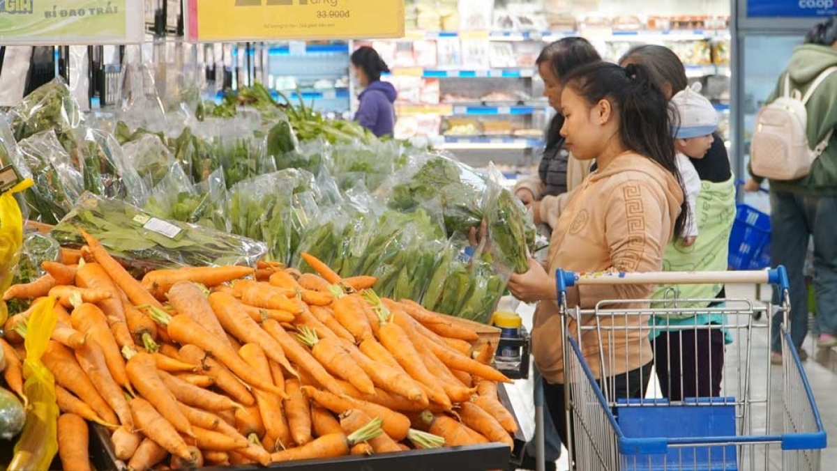 Giá cả tăng, người tiêu dùng tính toán chi tiêu