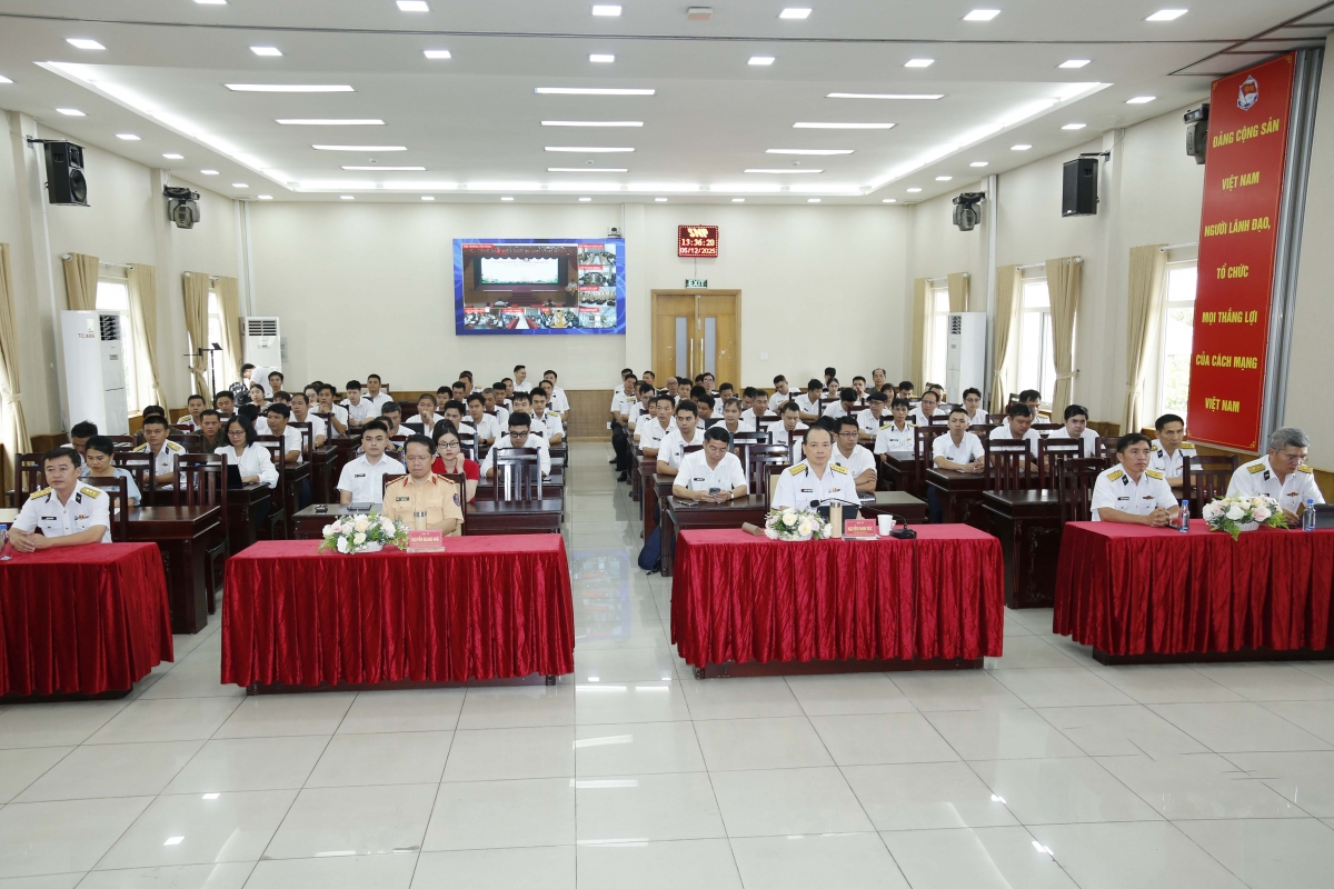 Cán bộ, người lao động Binh đoàn 20 tham gia nghe tuyên truyền