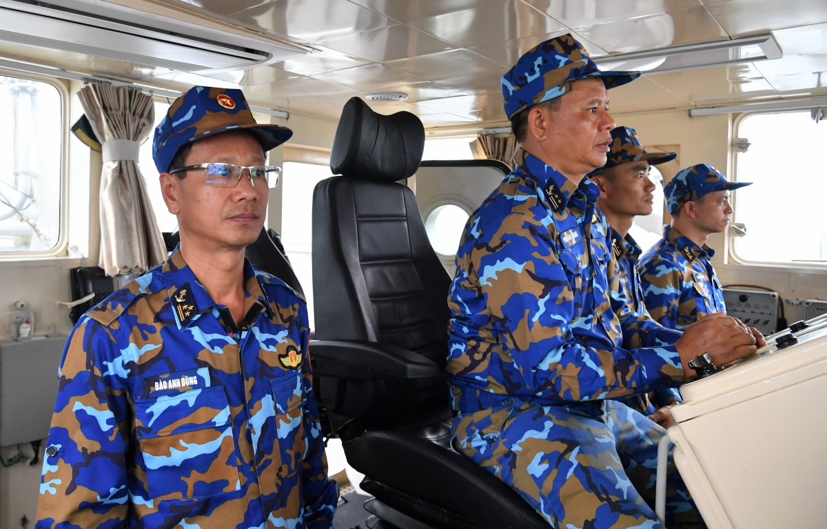 Chỉ huy tàu 09 hành trình trên biển