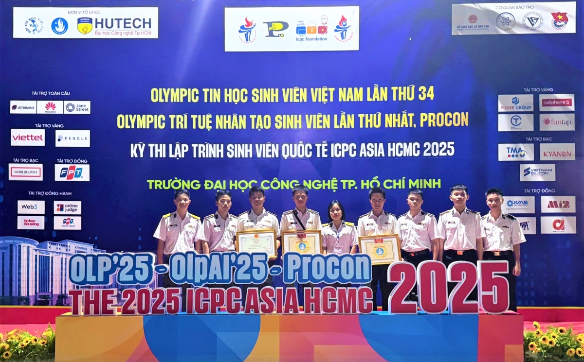 Đội tuyển và ban huấn luyện chụp ảnh lưu niệm