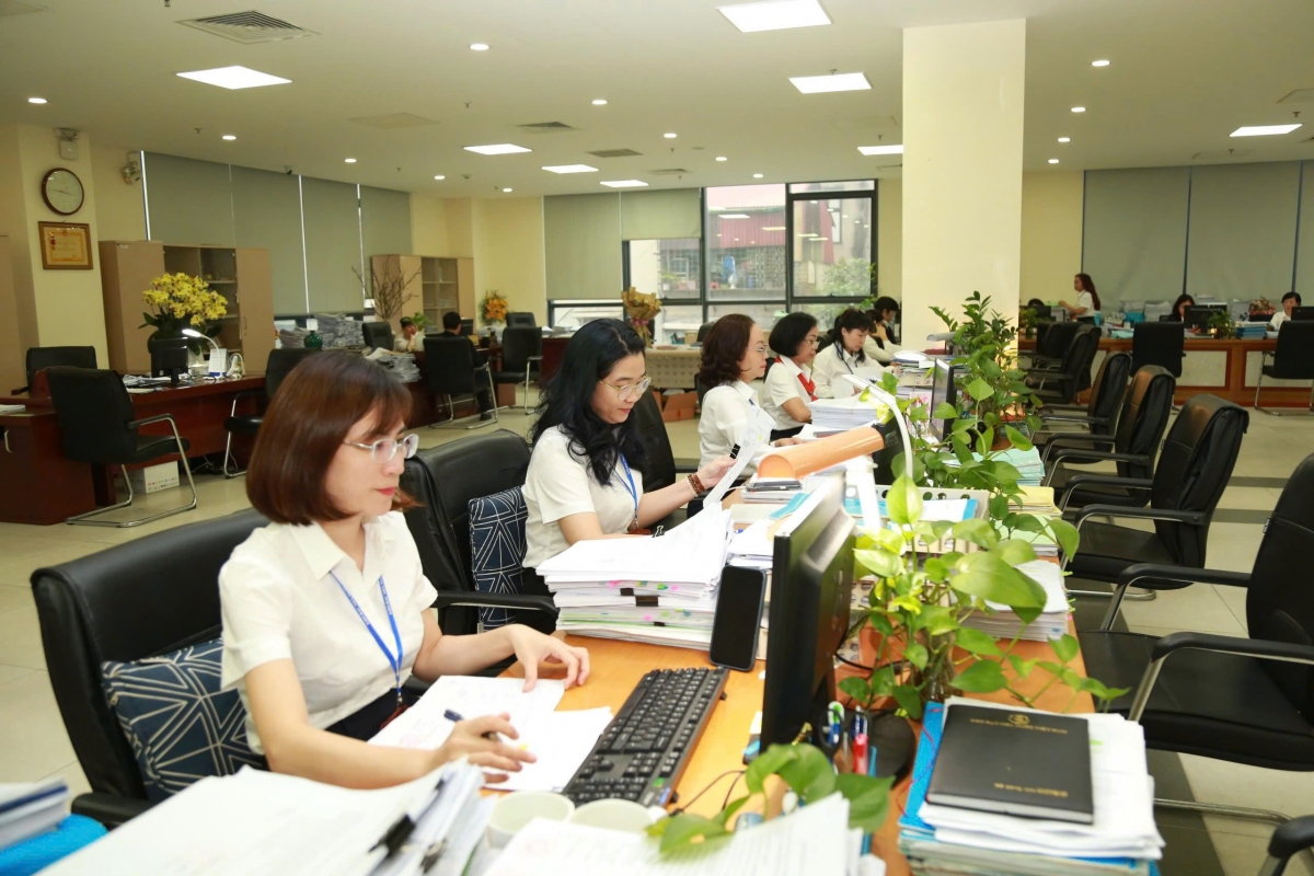 Cán bộ KBNN sẵn sàng trực làm việc ngoài giờ, đảm bảo kịp thời thực hiện các công việc dịp cao điểm cuối năm (ảnh KBNN)