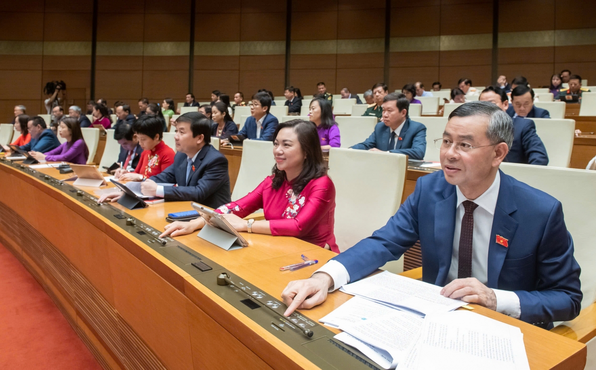 Các đại biểu bấm nút thông qua Luật, Nghị quyết tại kỳ họp thứ 10, Quốc hội Khóa 15