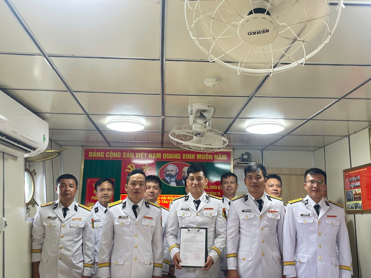 Chi bộ tàu 609 chụp ảnh lưu niệm cùng đảng viên mới