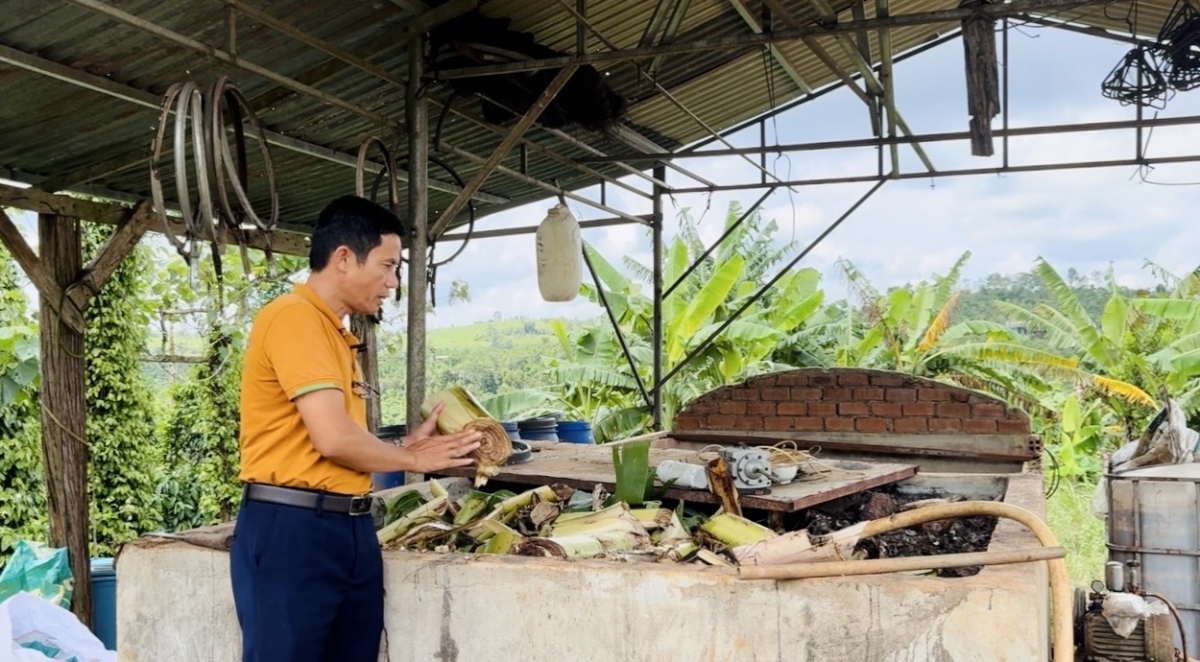 Ông Hà Công Xã, Giám đốc HTX Be Champ xã Trường Xuân, tỉnh Lâm Đồng hướng dẫn bà con cách ngâm ủ phân hữu cơ vi sinh ngay tại vườn