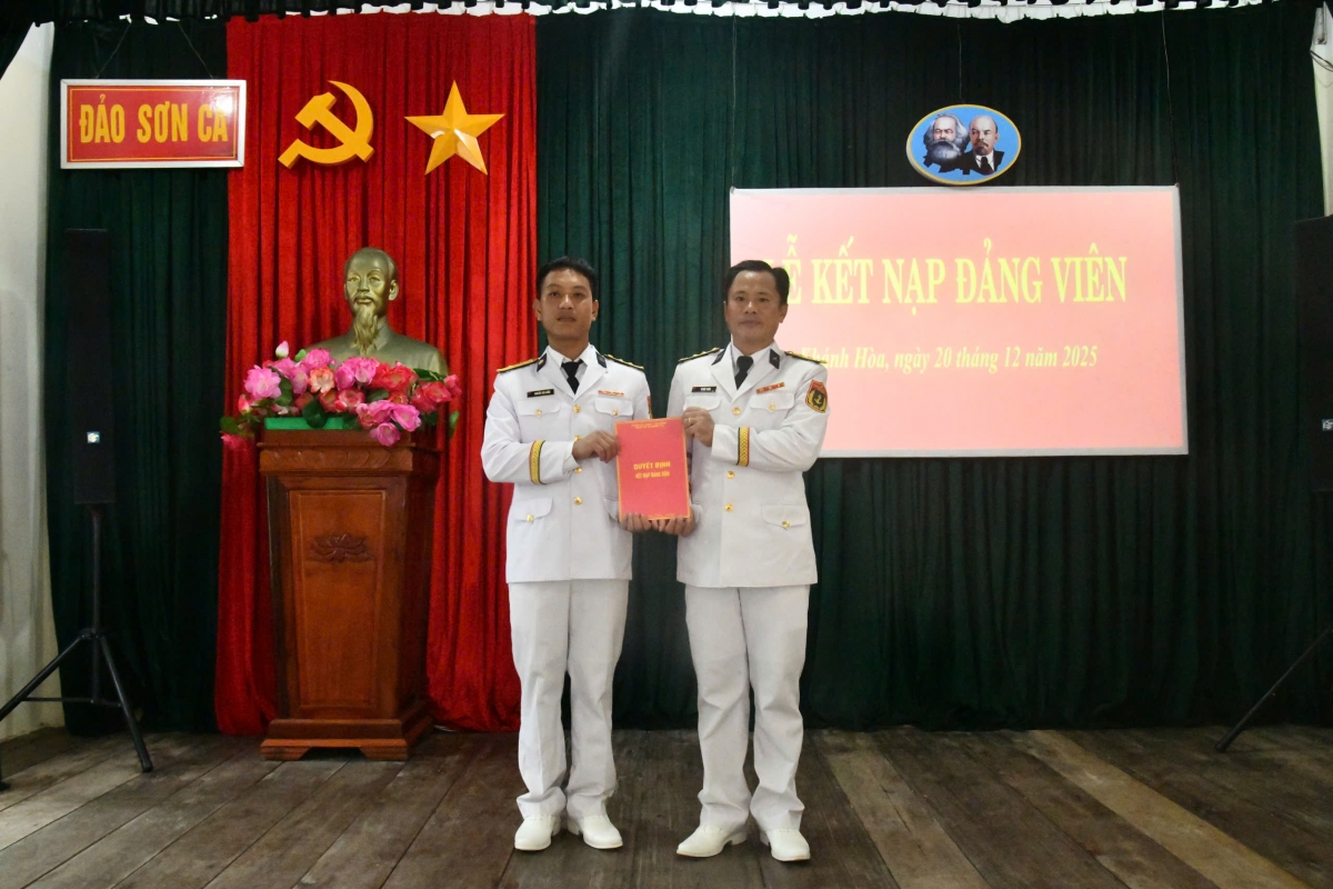 Kết nạp đảng viên mới tại đảo Sơn Ca