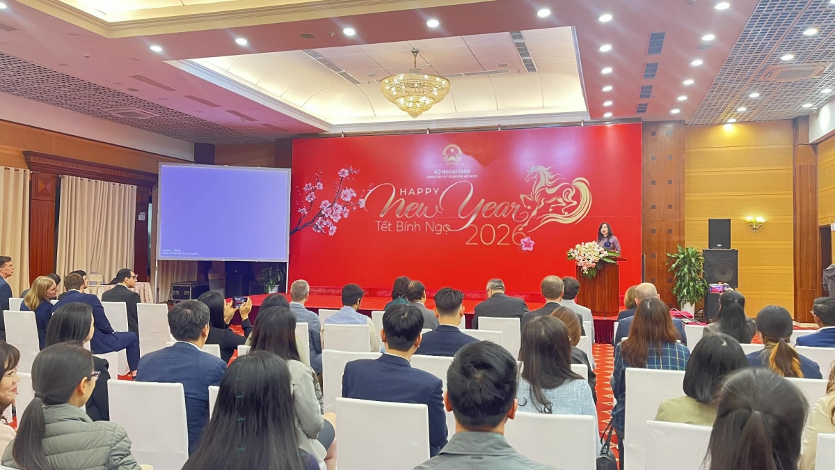 Thứ trưởng Bộ Ngoại giao Lê Thị Thu Hằng gặp mặt các phóng viên báo chí quốc tế tại Việt Nam