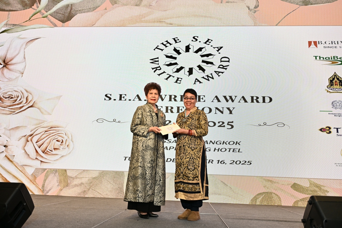 Nhà văn Phạm Thị Xuân Ban nhận giải thưởng SEA Write 2025. Ảnh: Quốc Hùng