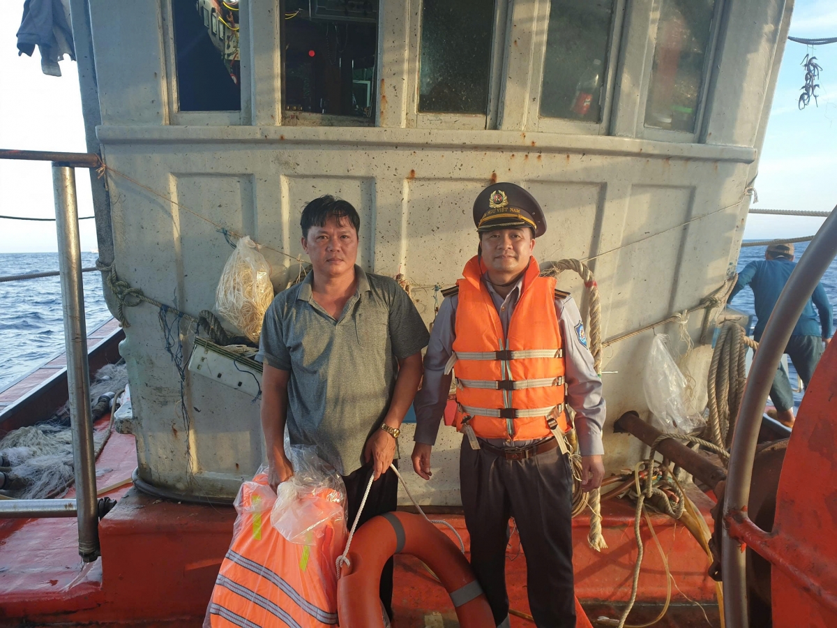 Lực lượng Kiểm ngư tặng áo phao cứu sinh cho ngư dân trên biển