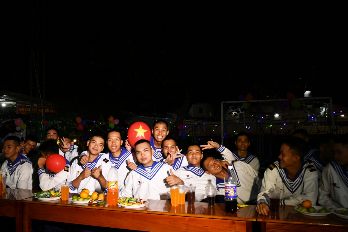 Cán bộ, chiến sĩ Lữ đoàn tham gia sinh nhật đồng đội