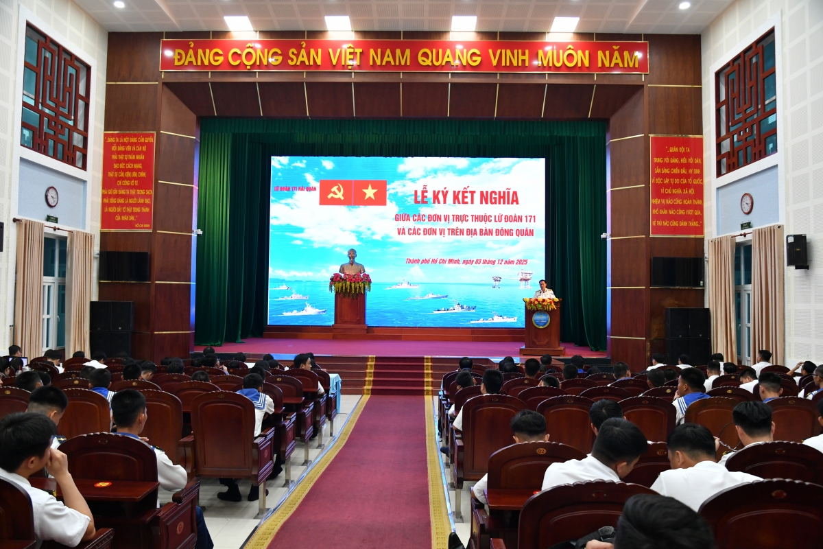 Quang cảnh lễ ký kết phối hợp kết nghĩa giữa các tàu thuộc Lữ đoàn và các cơ quan, đơn vị trên địa bàn đóng quân.