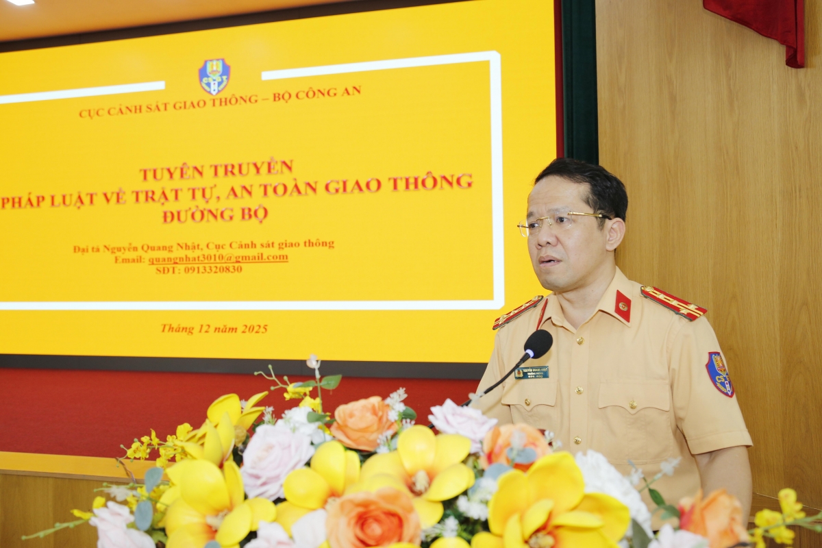 Đại tá Nguyễn Quang Nhật tuyên truyền về an toàn giao thông