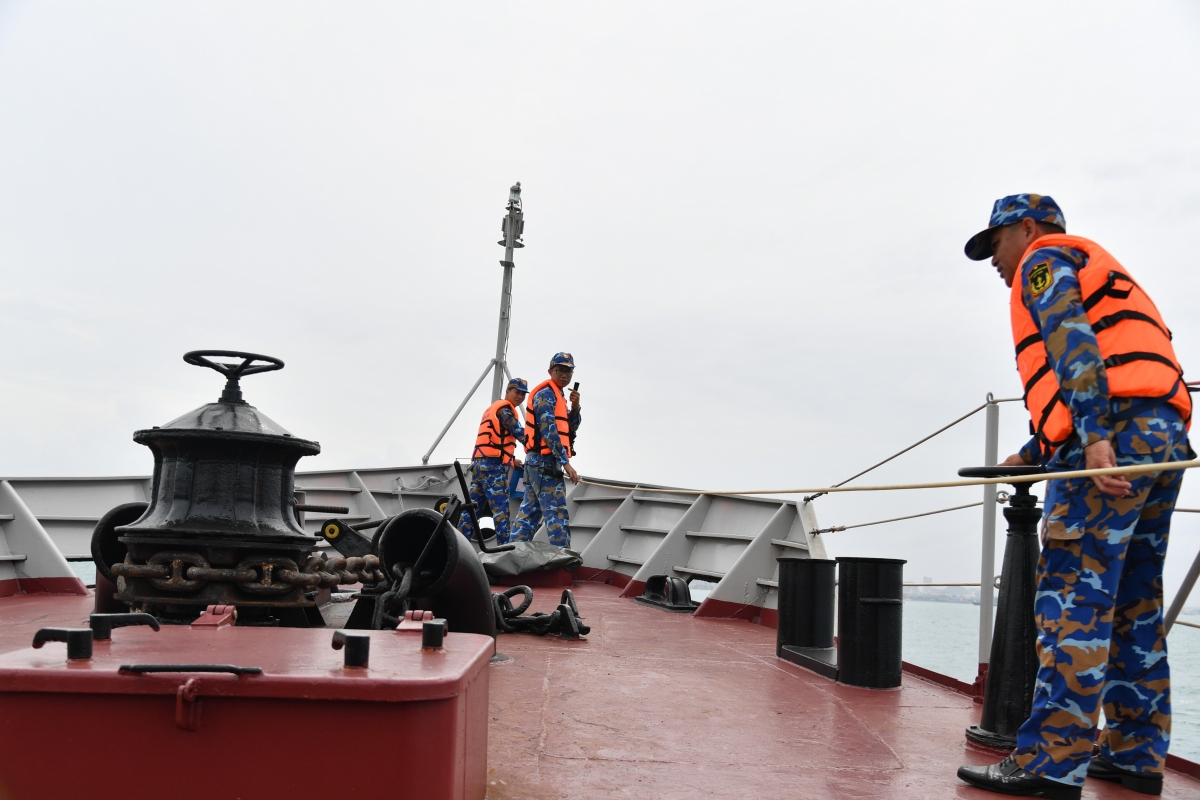 Tàu 09 tại khu neo vịnh Batam, Indonesia.