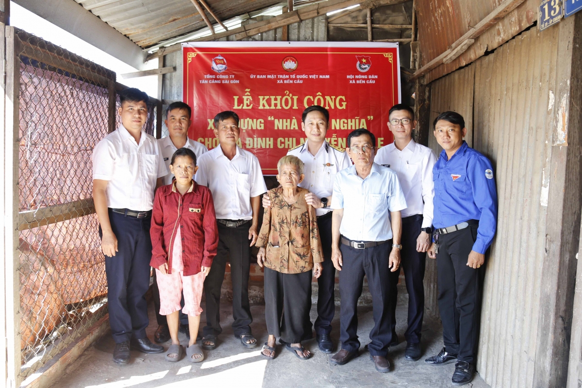 Đại diện Binh đoàn 20 và địa phương dự khởi công xây nhà cho gia đình bà Nguyễn Thị Lẹ