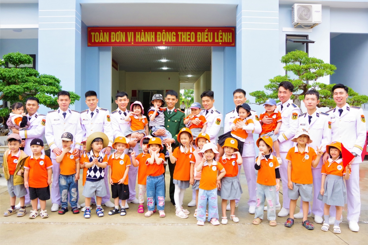 Các cháu trong vòng tay của các chú bội đội hải quân