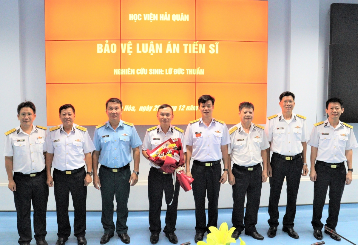 Hội đồng tặng hoa chúc mừng nghiên cứu sinh