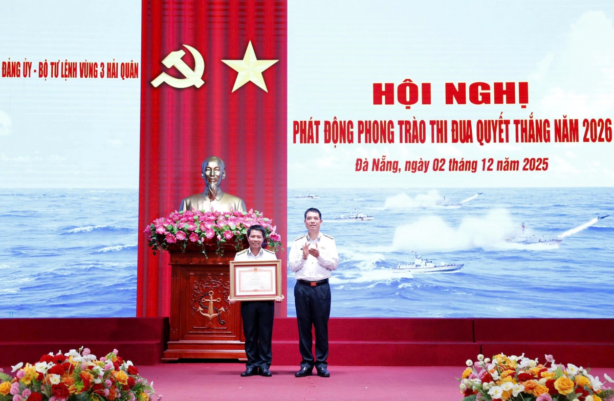 Phó Đô đốc Nguyễn An Phong trao Bằng khen của Thủ tướng Chính phủ tặng Đại tá Vũ Đình Hiển, Phó Tư lệnh, Tham mưu trưởng Vùng 3