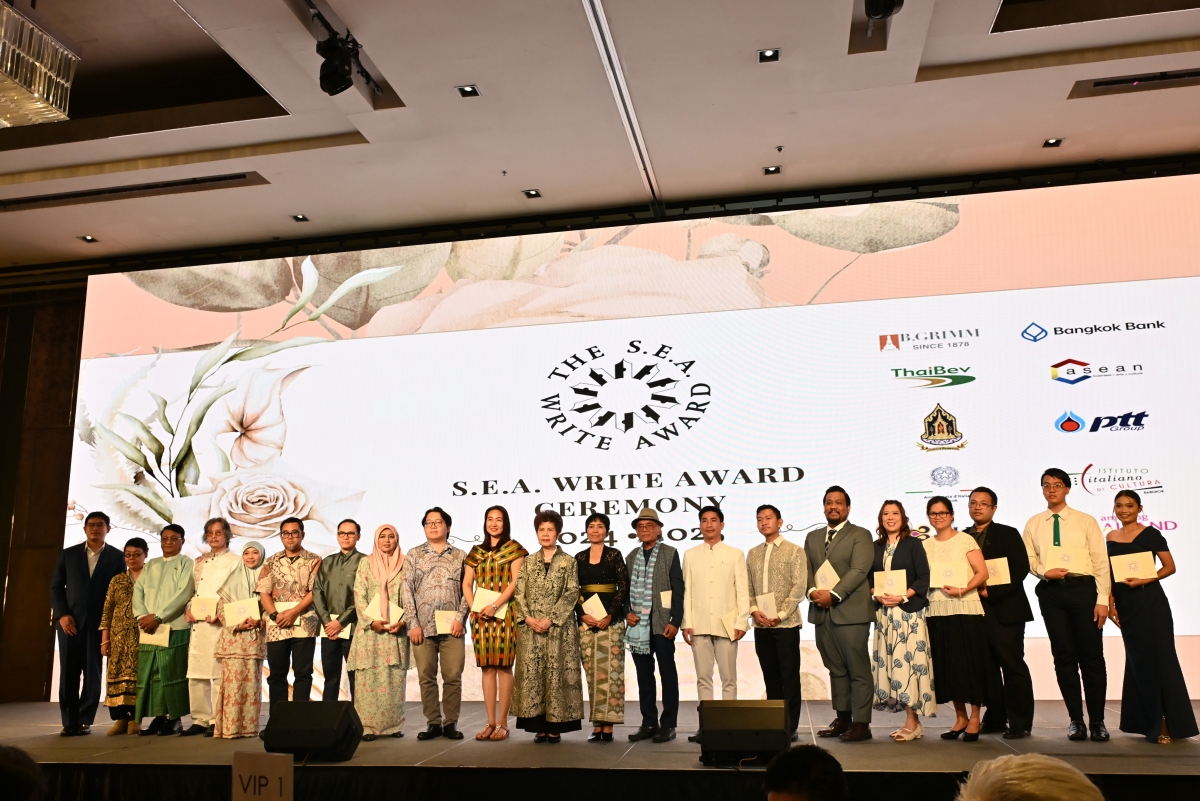 Các nhà văn ASEAN đoạt giải thưởng SEA Write 2024-2025. Ảnh: Quốc Hùng