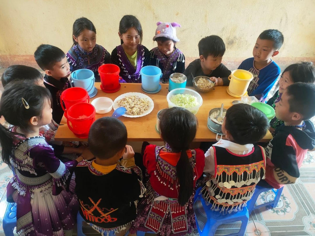 Dự án "Nuôi em" cung cấp bữa trưa miễn phí cho trẻ em vùng cao thông qua nguồn tài trợ của các nhà hảo tâm. (Ảnh: Facebook Nuôi em)