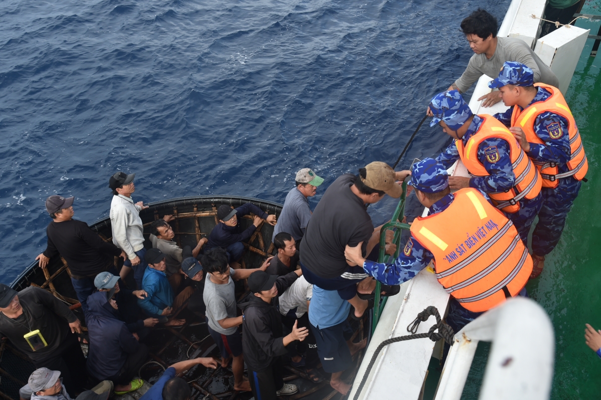 Ngư dân được chuyển lên tàu 364 để kiểm tra sức khỏe