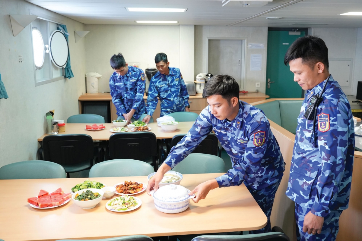 Giữa trùng khơi cán bộ, chiến sĩ Cảnh sát biển chuẩn bị bữa ăn trên tàu.