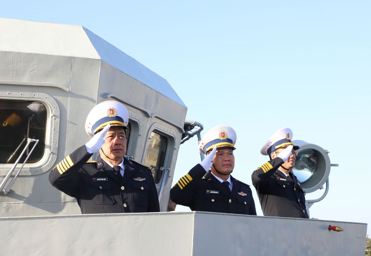 Đoàn công tác Hải quân nhân dân Việt Nam chào cảng