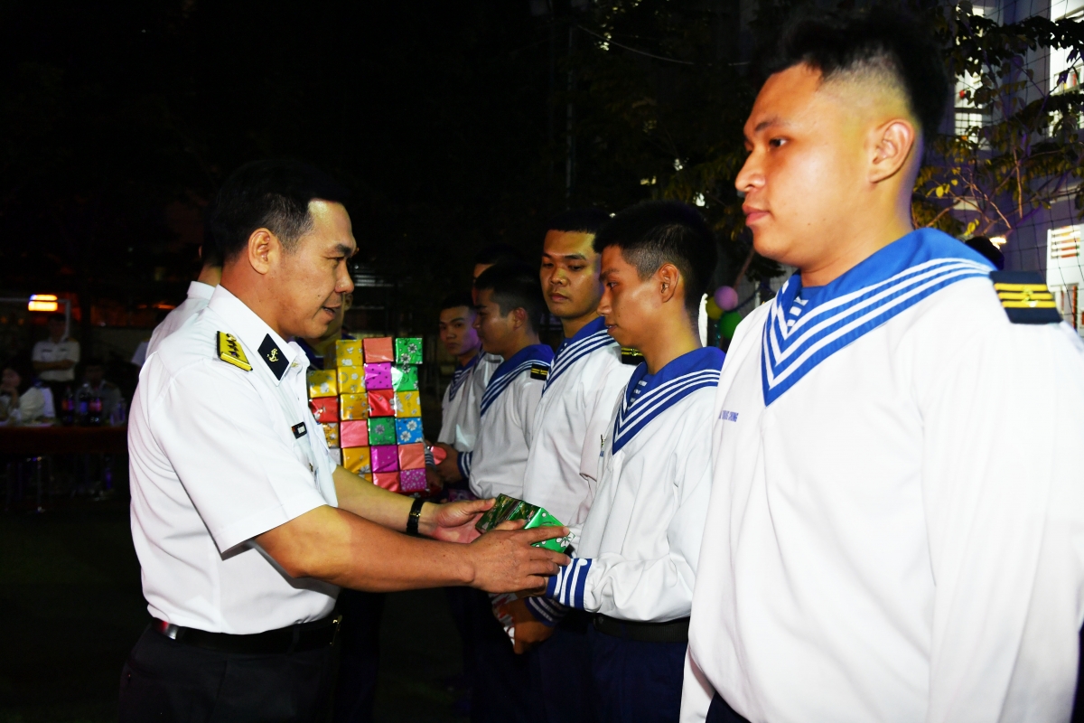 Thượng tá Trần Thanh Vũ, Bí thư Đảng ủy, Chính ủy Lữ đoàn tặng quà các đồng chí được tổ chức sinh nhật