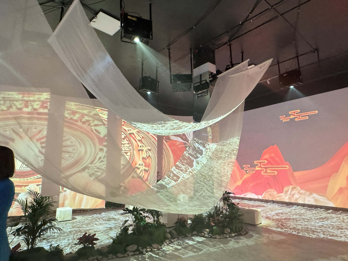 Khu vực “Ngàn năm Thăng Long”: Ứng dụng 3D Mapping Immersive đa lớp trình chiếu trực tiếp trên chất liệu lụa truyền thống.