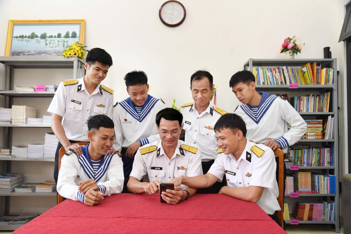 Cán bộ, chiến sĩ Trung đoàn 551, Vùng 5 Hải quân học tập, kiểm tra, đánh giá năng lực “Bình dân học vụ số” trên ứng dụng QiMe