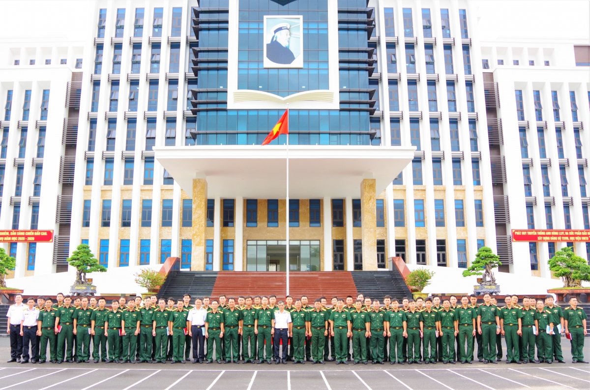 Đoàn chụp ảnh lưu niệm cùng cán bộ, giảng viên của Học viện Hải quân