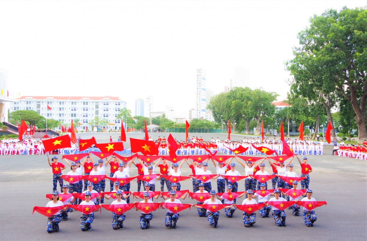 Phần thi 05 vũ điệu trong sinh hoạt tập thể cho bộ đội của Hội Phụ nữ Học viện Hải quân