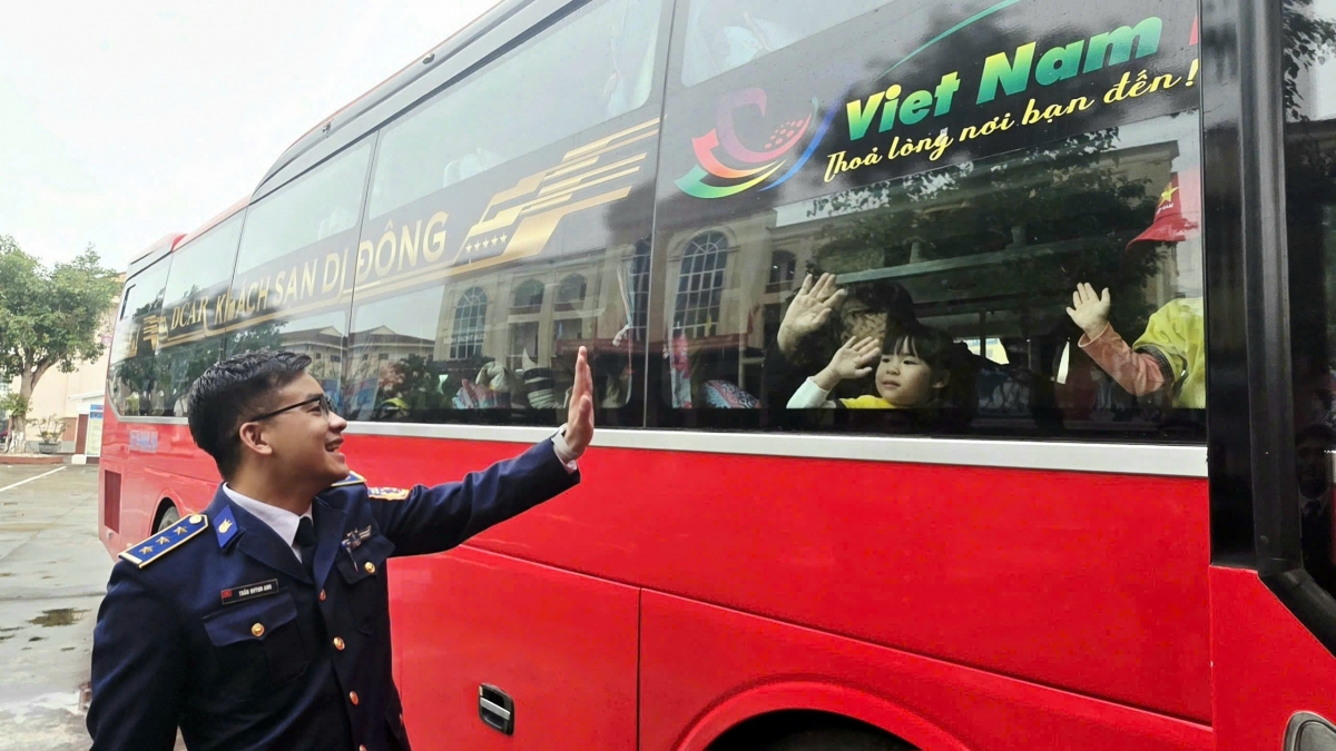 Các em học sinh trước lưu luyến chia tay cán bộ, chiến sĩ Hải đội 102 khi đoàn lên xe trở về trường