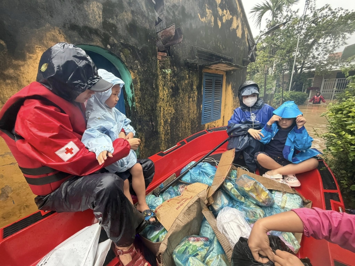 Đội xe 0 đồng-SOS 75 Huế đưa người dân từ vùng ngập lụt tới nơi an toàn
 