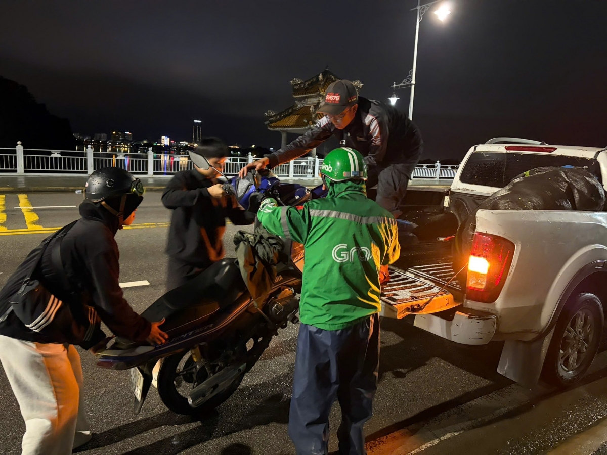 Đội xe 0 đồng Huế cứu hộ xe hỏng trong đêm.