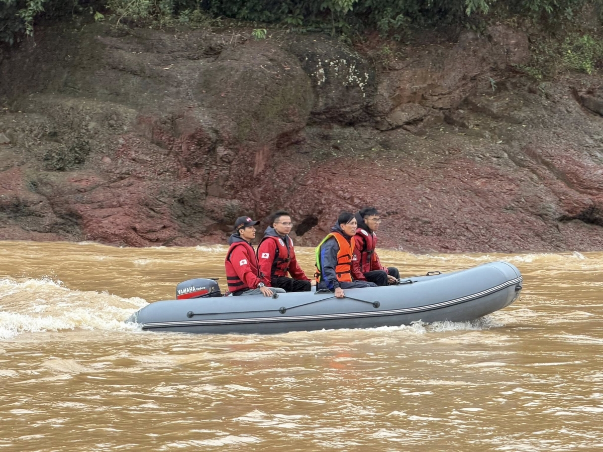 Đội xe 0 đồng Huế (SOS75 Huế) trên đường đi cứu hộ, cứu nạn người dân khu vực ngập sâu trong nước lũ.