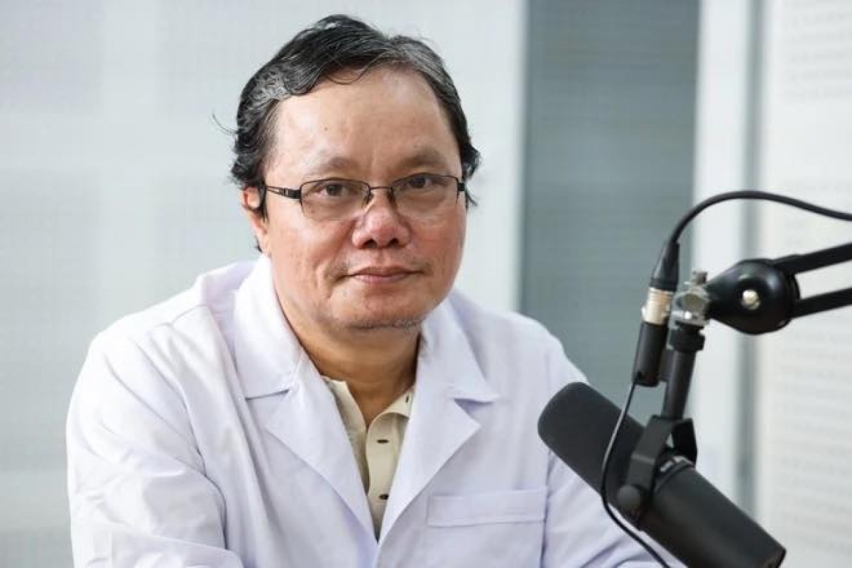 TS.BS Trương Hữu Khanh thường xuyên tư vấn cho người dân các biện pháp phòng chống dịch bệnh