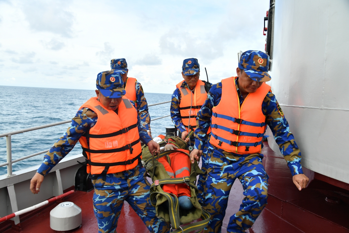 Thủy thủ tàu 09 tham gia khoa mục cứu vớt người rơi xuống nước