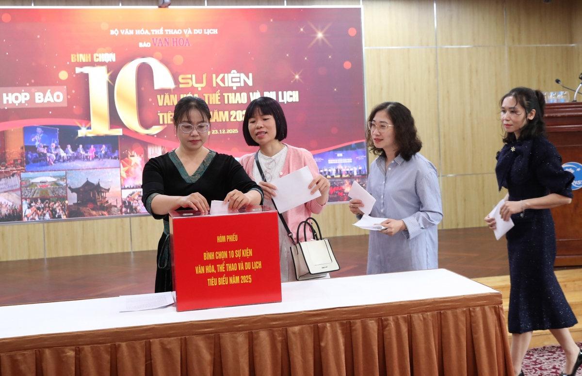 Các phóng viên bỏ phiếu bầu trực tiếp tại sự kiện (Ảnh: Trần Huấn)