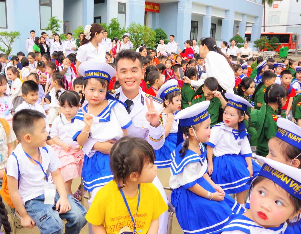 Các cháu trong vòng tay của các chú bội đội Hải quân